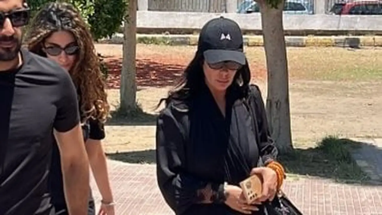 منى زكي تتواجد في جنازة والدة زوجها بمسجد ناصر ببنها